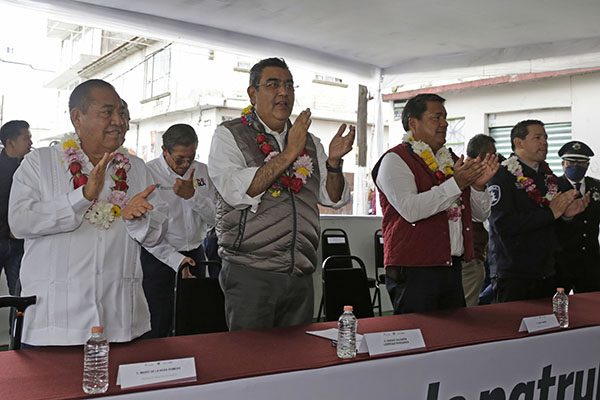 En gira por Amozoc, Salomón Céspedes entrega patrullas e inaugura obras