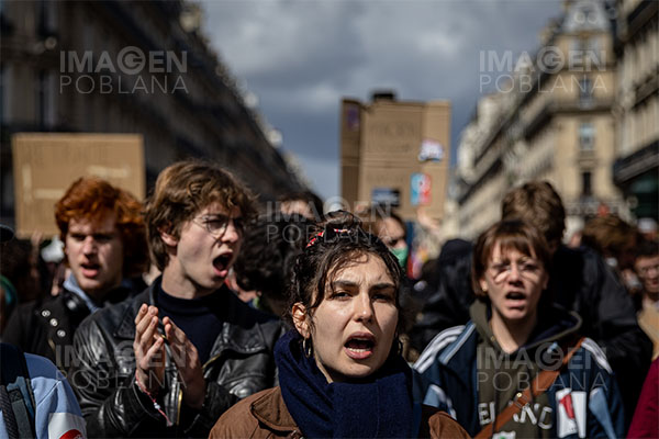 Francia aprueba polémica reforma de pensiones