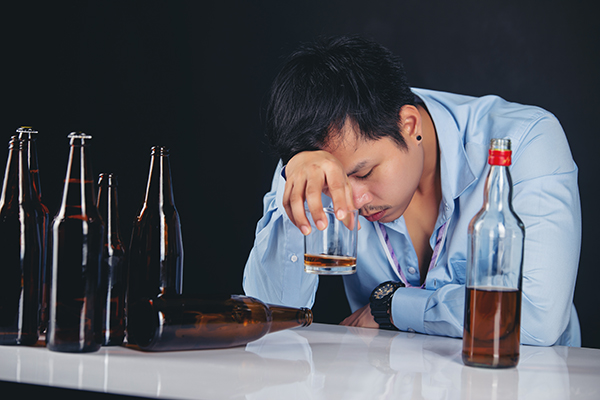 20 muertos y varios enfermos en India tras consumir licor tóxico