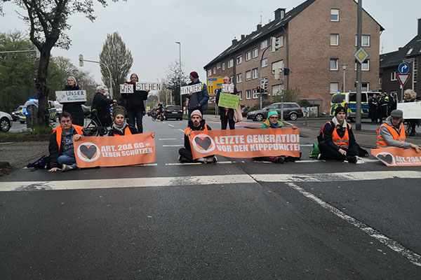 Ambientalistas protestan bloqueando emblemático puente en Austria