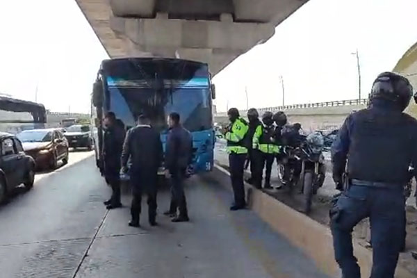 Vehículo impacta a motopatrulla y deja lesionado a policía
