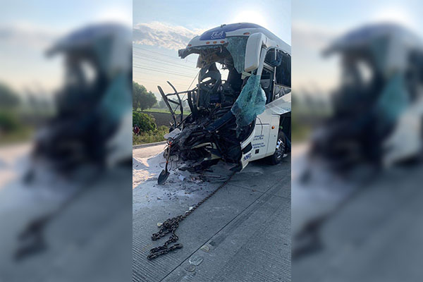 Múltiples heridos tras impacto de autobús contra un tractocamión