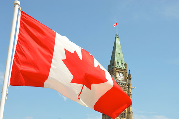 Se declaran en huelga más de 155,000 funcionarios públicos en Canadá
