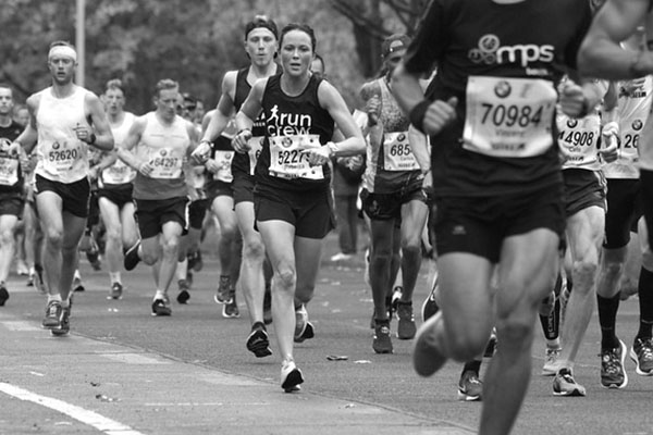 Maratonista llegó triunfante a la meta… tras hacer la carrera en auto
