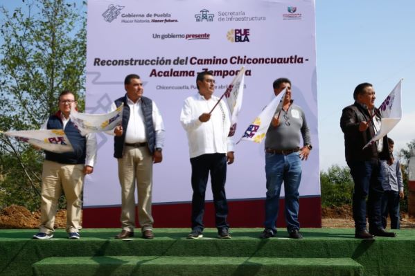 Entrega Sergio Salomón obras y apoyos sociales en Chiconcuautla