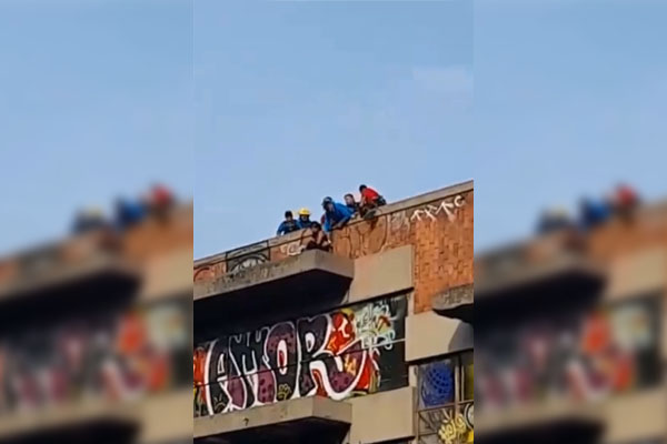 Adolescente intentó lanzarse desde lo alto de un edificio abandonado