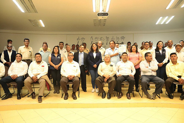 Lupita Cuautle clausura curso de sensibilización dirigido a conductores de taxis