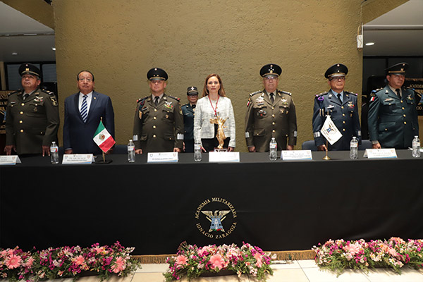 Recibe Gaby Bonilla galardón por labor altruista en Puebla