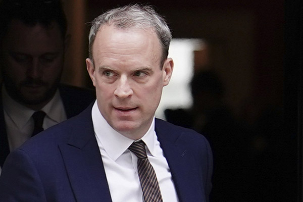 Dimite viceprimer británico Dominic Raab tras acusaciones de acoso