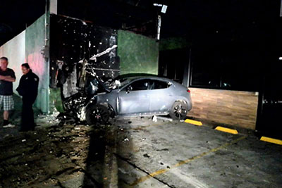 Ebrios sujetos abren boquete en un gimnasio con su auto