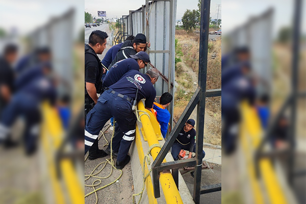 Frustran suicidio de un adolescente; quería lanzarse de un puente