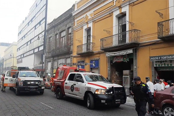 Intenso incendio en chimenea provoca alarma en famosa taquería