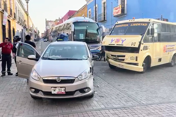 Cuatro heridos deja impacto de microbús contra un auto