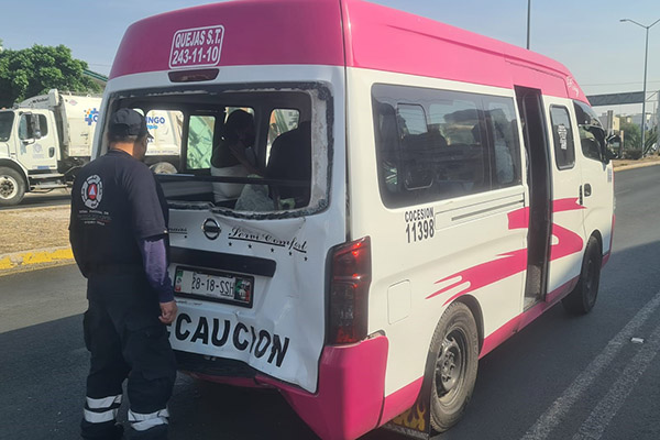 Imprudentes choferes provocan fuerte choque entre dos combis de la Ruta S25