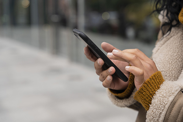 Esta es la solución de un vendedor ambulante para la adicción al celular