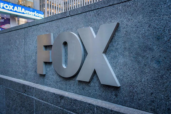 Salida de Tucker Carlson derrumba acciones de Fox por casi 1,000 mdd
