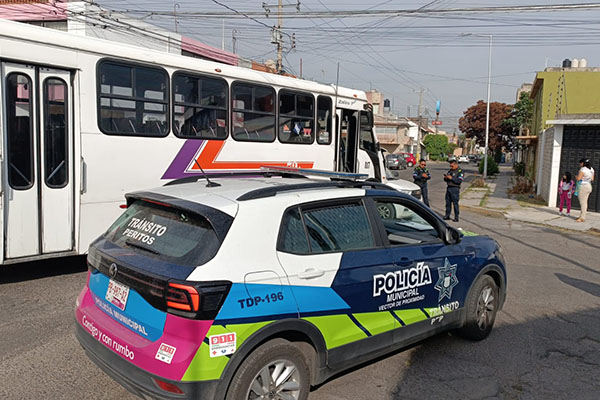 Una más del transporte público: Ruta 72 se impacta contra una camioneta