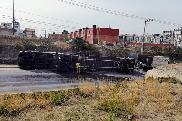 Caos vial tras volcadura de tráiler cargado con chatarra