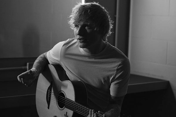 Con guitarra en mano, Ed Sheeran canta la canción de la discordia durante juicio por plagio