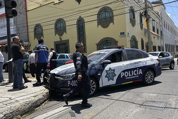 Mecánicos buscaban reparar una patrulla y la terminan chocando