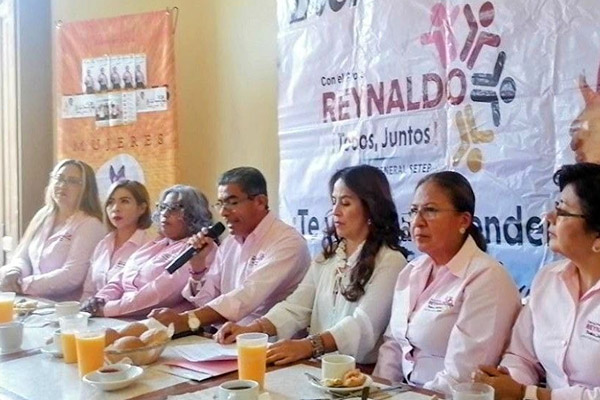 Reynaldo Mora firma compromiso con mujeres del SETEP
