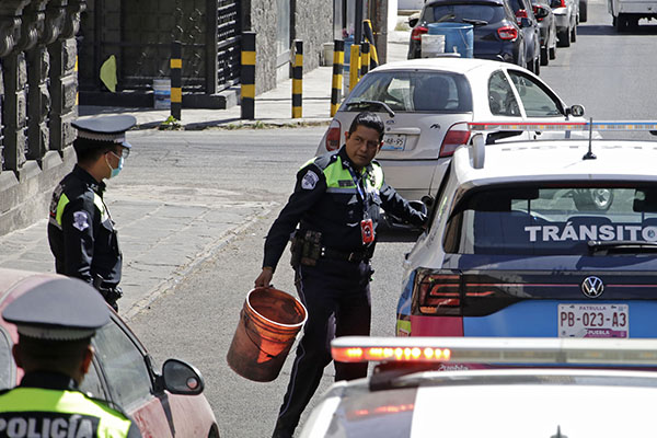 Esta es la multa por poner botes en la calle para apartar lugares