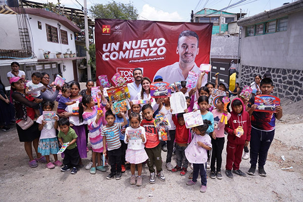 Toño López recorre la capital entregando juguetes a través de gestiones ciudadanas