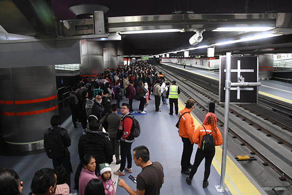 Metro de la capital de Ecuador vive un caótico inicio del servicio