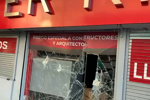 Maleantes dan cristalazo a negocio de herrajes