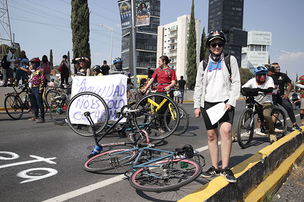 Ciclistas cierran la Recta a Cholula por muerte de Agustín Meneses