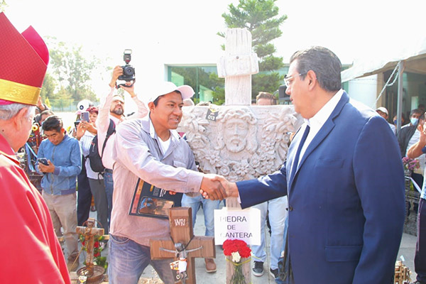 Asiste Sergio Salomón al concurso de cruces en el Seminario Palafoxiano