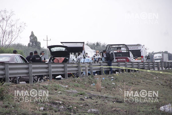 Hallan cadáver encajuelado en la México-Puebla