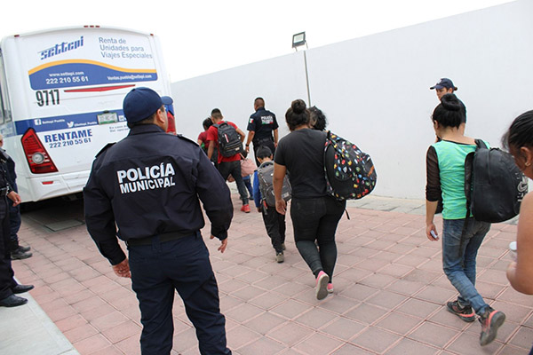 Aseguran a 137 migrantes en inmueble de Coronango
