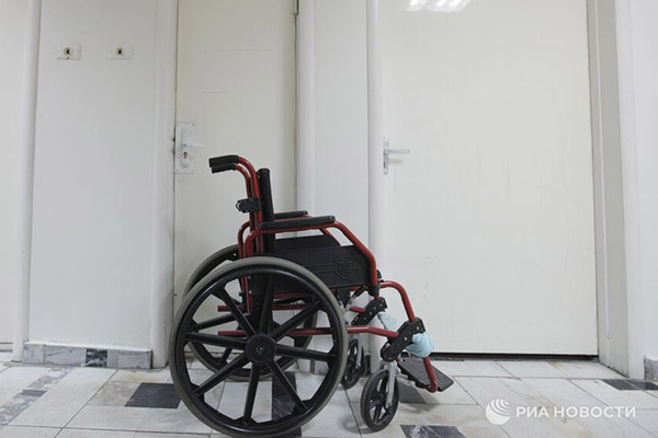 Detienen a estadounidense por intentar ingresar drogas a Italia en su silla de ruedas