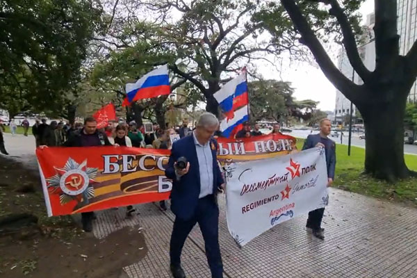 América Latina se une a la histórica marcha del Regimiento Inmortal