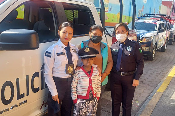 En Amozoc, una pequeña cumple su sueño de ser policía
