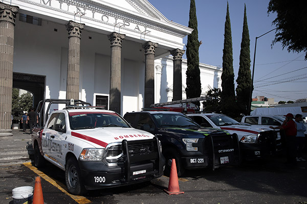 Ayuntamiento despliega operativo en panteones por Día de las Madres