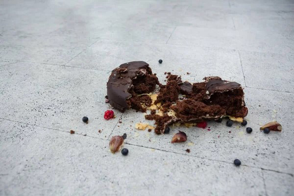 Ecoactivistas arrojan un pastel a alto directivo de Volkswagen