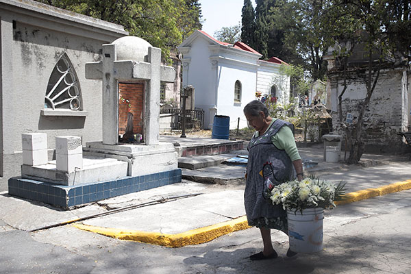 El Día de las Madres también se celebra en los panteones