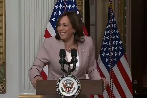 Polémica en EU: acusan a Kamala Harris de dar un discurso en estado de ebriedad