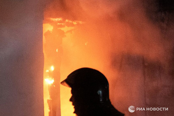 Un rayo impacta en una escuela y provoca un gran incendio en Azerbaiyán