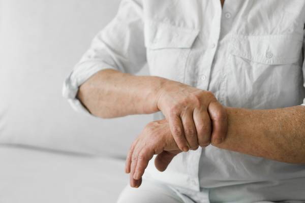 Este síntoma podría revelar la aparición de Parkinson años antes del diagnóstico