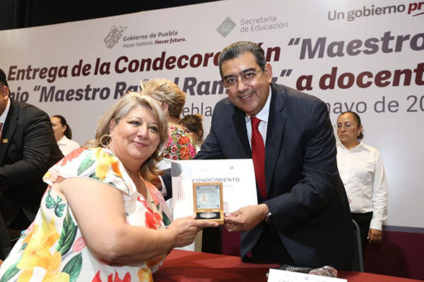 Reconoce gobernador a docentes poblanos en el Día del Maestro