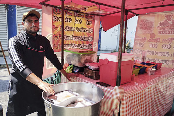 Caída de ceniza, problema que afecta la venta de comida callejera
