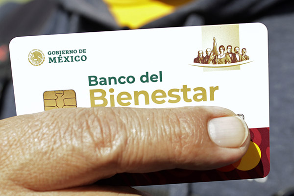 Invitan a adultos mayores a hacer cambio de tarjeta para pensión del Bienestar
