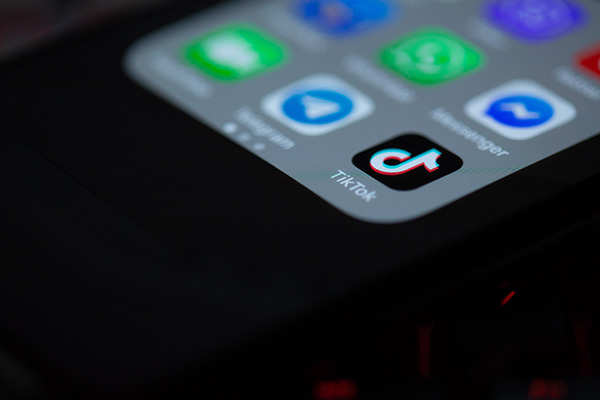 Montana, primer estado en EU en promulgar ley que prohíbe TikTok
