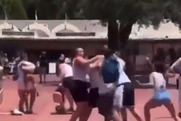 Dos familias protagonizan brutal pelea en Disney World