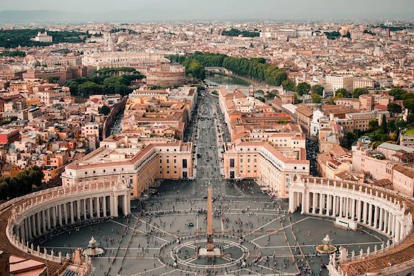 Sujeto detenido tras entrar en auto al Vaticano a toda velocidad