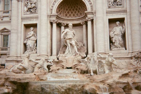 Ecologistas tiñen de negro las aguas de la famosa Fuente de Trevi en Roma