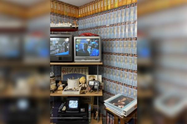 Fanático de "Titanic" rompe récords con su colección de 1,430 cintas VHS y no planea detenerse